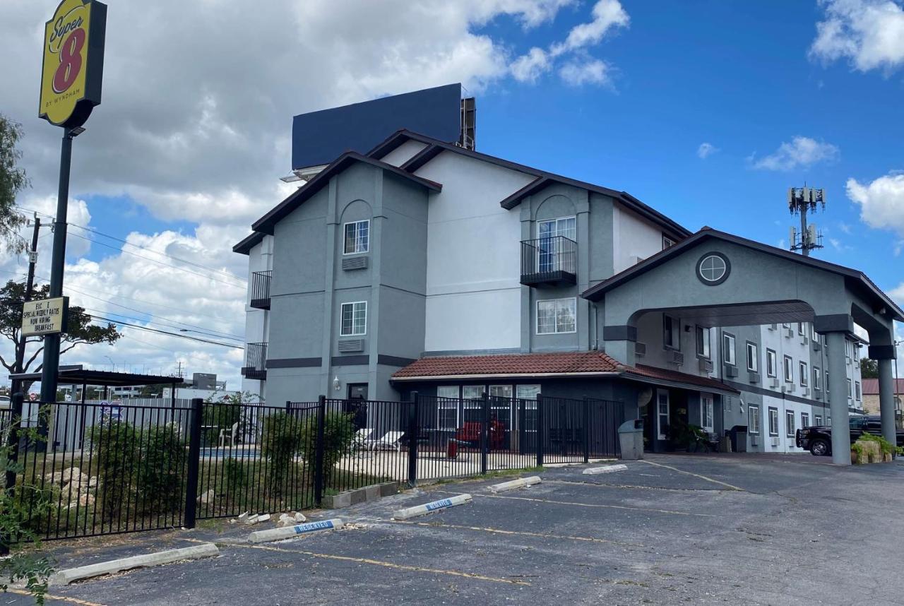 Super 8 By Wyndham San Antonio/Fiesta Hotel Exterior photo